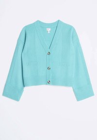 Světle modrý zkrácený cardigan vyrobený z pletené látky. Má výstřih do V, ribbovanou texturu, dvě přední kapsy a tři kovové knoflíky.