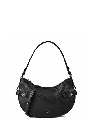Sac à épaule en cuir noir texturé avec boucles argentées, forme courbée et poignée unique sur fond blanc.