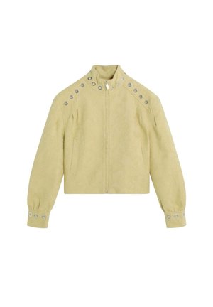 Chaqueta amarilla clara con cremallera, cuello alto, mangas largas abullonadas y detalles de ojales metálicos redondos en los hombros, el cuello y los puños.