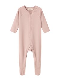 Lys rosa ribbet babybody med lange ermer, med avrundet halslinning, trykknapåpning foran og føtter. Laget av bomull.