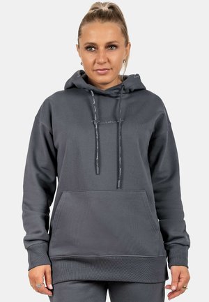 Grijze hoodie van zacht materiaal, met een voorzak, verstelbare koordjes en een minimalistisch logo op de borst.