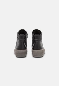 Czarne skórzane sneakersy za kostkę z teksturowaną szarą gumową podeszwą oraz zamkami błyskawicznymi po bokach dla łatwego dostępu. Gładkie wykończenie z minimalistycznymi akcentami.