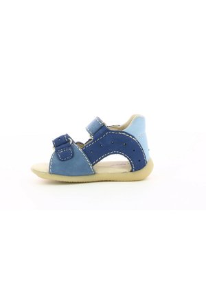 Sandalia azul con parte superior de cuero suave, dos correas ajustables, acentos perforados y suela de goma flexible, diseñada para comodidad y transpirabilidad.