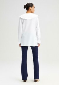 Touché Privé COLLAR DETAILED - Bluza z gumbi - white