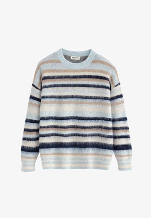 Pull en maille douce avec des rayures horizontales beige, marine, bleu clair et blanc, avec un col rond et des poignets et un ourlet côtelés.