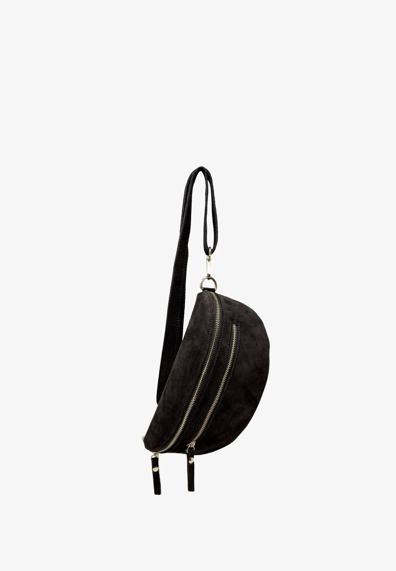 Schwarze Crossbody-Tasche aus Wildleder mit Halbmondform, zwei goldenen Reißverschlüssen, einer strukturierten Oberfläche und einem abnehmbaren Riemen.