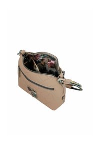 Bolso de mano de cuero beige con una superficie texturizada y herrajes plateados. El interior tiene un patrón floral. Compartimento con cremallera en la parte delantera.