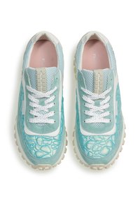Sneakers azzurri chiari con texture miste: rete liscia, morbida pelle scamosciata e un motivo trapuntato lucido. Presentano lacci bianchi e una suola beige.