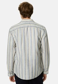 Camicia a maniche lunghe in tessuto leggero, presenta strisce verticali blu e crema, polsini con bottone e un orlo curvo sul retro.