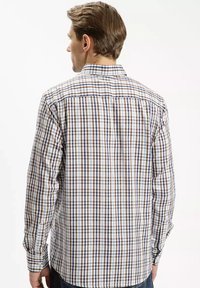 Męska koszula z długim rękawem w kratę w kolorach brązowym, niebieskim i białym. Wykonana z bawełny, z kołnierzykiem zapinanym na guziki i mankietami.