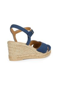 Sandalo con zeppa in tessuto blu, design open toe, cinturino alla caviglia e tacco avvolto in juta. Presenta una parte superiore testurizzata e chiusura con fibbia regolabile.