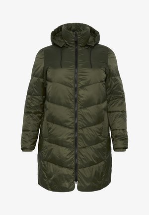 Manteau matelassé vert avec capuche, doté d'une fermeture éclair à l'avant, de poches latérales et d'un motif en chevrons. Fabriqué en matériau léger et brillant.