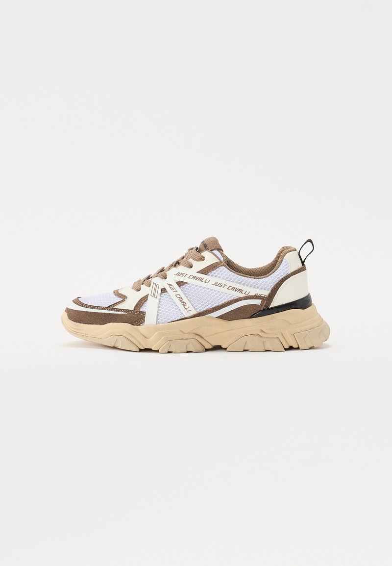 Multimaterial sneakers med et design i mesh og semsket skinn i hvit og brun, tykk beige såle, og merkevaredetaljer på sidene.
