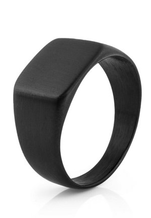 I ring negru de metal cu un vârf pătrat, având o textură ușor periată și o banda netedă, rotunjită.