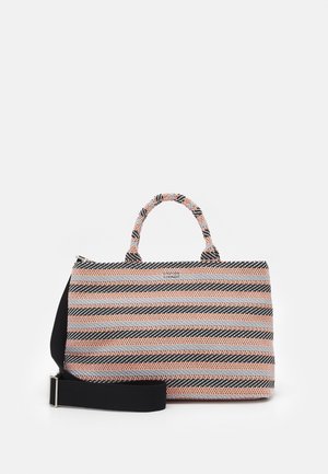 Sac à main rectangulaire tissé avec des rayures diagonales noires, blanches et pêche, des poignées courtes et une longue bandoulière noire réglable.