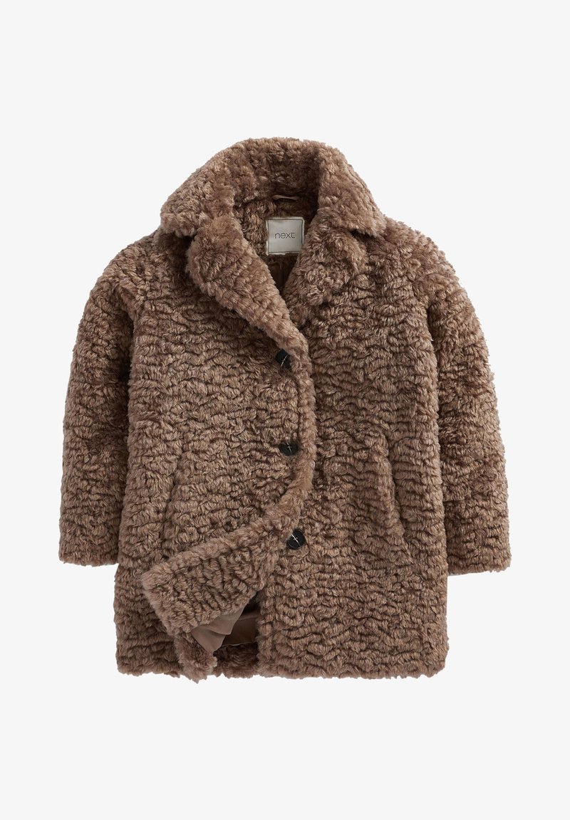 Manteau en fausse fourrure marron avec une surface texturée, un col cranté et quatre boutons noirs. Il comprend un rabat avant et une doublure douce.