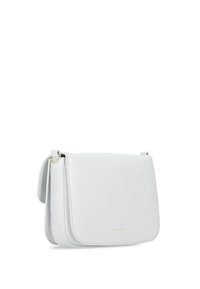 Borsa a tracolla bianca in pelle con superficie texturizzata, forma rettangolare, chiusura a patta e discreto branding dorato sulla parte anteriore.