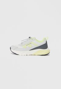 Chaussure de sport grise avec des accents jaune fluo, tige en maille et semelle texturée. Présente un design épuré et une languette de tirage au niveau du talon.