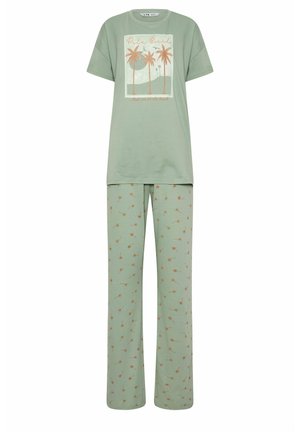 Conjunto de pijama con camiseta verde de manga corta con gráfico de palmera y pantalones a juego con pequeño estampado de palmeras naranjas.