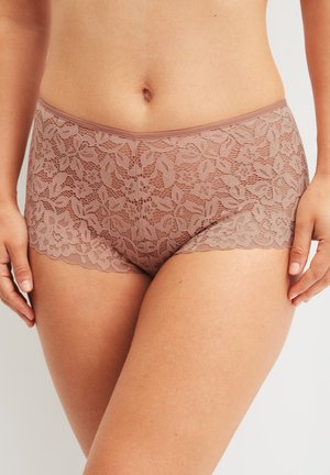 Spitzen-Hipster-Unterwäsche in einem zarten Mauve-Ton, mit einem Blumenmuster, gezackten Kanten und einem glatten Bund für Komfort.