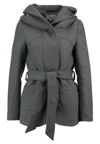 Abrigo de mezcla de lana gris con un diseño de doble botonadura, capucha oversized, cinturón en la cintura y dos bolsillos frontales. Textura suave.