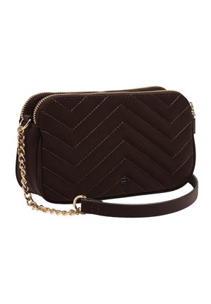 Ciemnobrązowy portfel z zamszu z podwójnym zamkiem błyskawicznym, przeszyciami w kształcie litery V, złotym łańcuchem i skórzanym paskiem oraz małym tłoczonym logo z przodu.