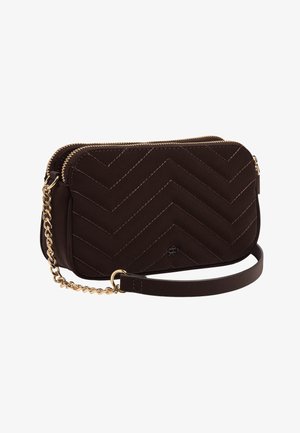 Ciemnobrązowy portfel z zamszu z podwójnym zamkiem błyskawicznym, przeszyciami w kształcie litery V, złotym łańcuchem i skórzanym paskiem oraz małym tłoczonym logo z przodu.