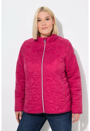 Chaqueta acolchada de color fucsia con cuello alto y cierre completo. Presenta un patrón de diamantes y bolsillos laterales, combinada con jeans azules.