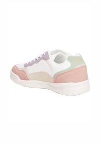 Weißer Sneaker mit Pastellrosa, Lavendel- und Mintgrün-Suede-Akzenten, strukturierten Paneelen und einer Gummisohle. Verfügt über runde Schnürsenkel und Branding.