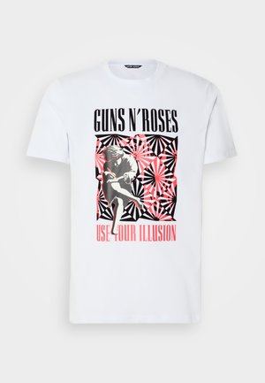Witte katoenen t-shirt met een centrale afbeelding van een figuur, geometrische zwart-en-rode patronen, en bold tekst met de tekst "GUNS N' ROSES USE YOUR ILLUSION."