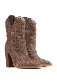 Botas de tobillo trenzadas de color marrón con punta afilada, tacón apilado y detalles en cuero marrón oscuro en la parte superior. Acabado texturizado en toda la superficie.