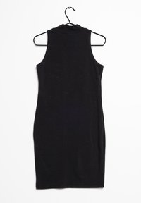 Svart ärmlös klänning med hög krage, slät textur, åtsittande form och nedre kant som når mitt på låret. Prislapp fäst.