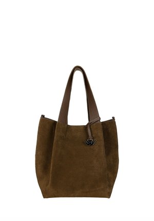 Bolso tote de ante marrón con asas marrones texturizadas y un pequeño colgante de logo metálico negro adherido cerca del centro superior.