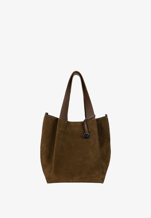 Bolso tote de ante marrón con asas marrones texturizadas y un pequeño colgante de logo metálico negro adherido cerca del centro superior.