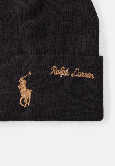 Juodas megztinis su užlenktu kraštu, turintis siuvinėtą šviesiai rudos spalvos polo žaidėjo logotipą ir tekstą "Ralph Lauren" šviesiai rudomis kursyvinėmis raidėmis.