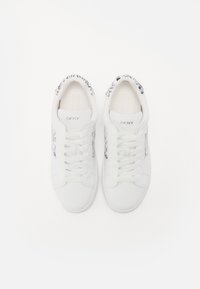 Sneaker bianche con una superficie liscia, punta rotonda e lacci. Presentano un logo sulla linguetta e dettagli stampati sul tallone.