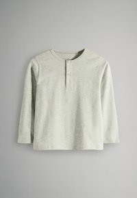 Helles graues Langarm-T-Shirt aus weichem Stoff, mit einem runden Ausschnitt und zwei vorderen Knöpfen an der Knopfleiste.