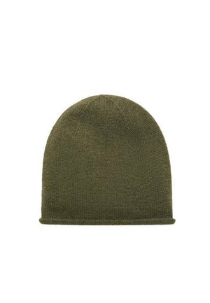 Gorro de punto verde oliva con textura suave, forma redondeada y puño doblado en la parte inferior. Diseño simple y sin adornos.