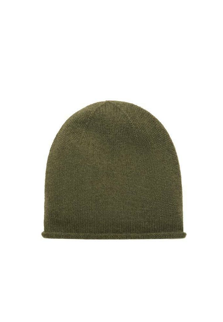 Gorro de punto verde oliva con textura suave, forma redondeada y puño doblado en la parte inferior. Diseño simple y sin adornos.