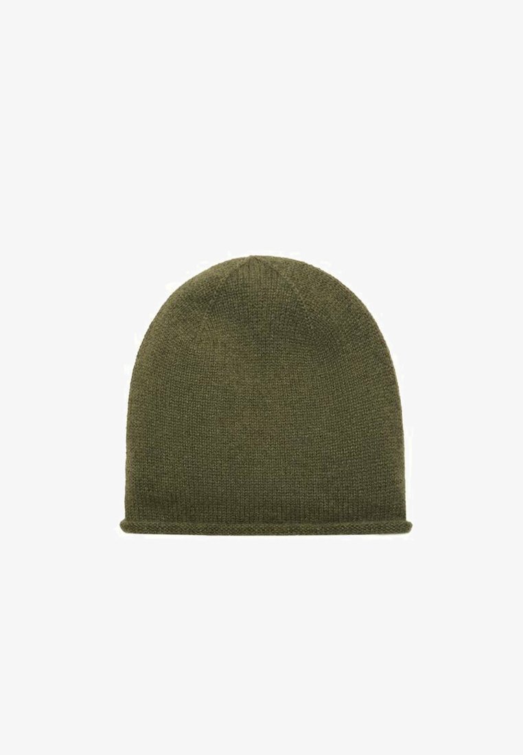 Gorro de punto verde oliva con textura suave, forma redondeada y puño doblado en la parte inferior. Diseño simple y sin adornos.