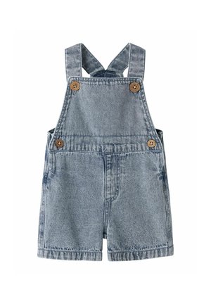 Svijetloplave traper hlače na tregere za malu djecu s podesivim naramenicama i četiri smeđa gumba, s prednjim džepom i kratkim nogavicama.