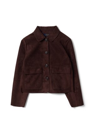 Chaqueta de ante marrón oscuro con botones, cuello y dos grandes bolsillos delanteros con solapa, mostrada extendida sobre un fondo blanco.