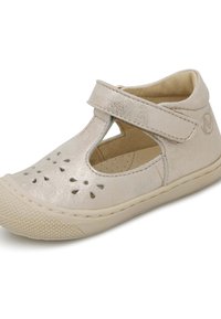 Zapato estilo Mary Jane de color plateado metálico con diseño de flor recortada, tira de velcro y suela de goma beige. Textura suave y forma redondeada.