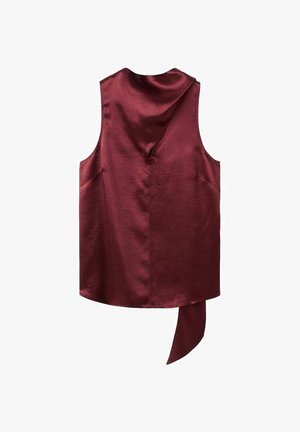 Haut sans manches bordeaux en tissu texturé avec un dos drapé et un détail de lien plus long à l'ourlet. Présente des coutures minimales et aucun élément métallique.