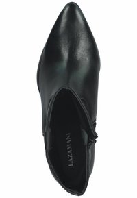 Botín negro de cuero hasta el tobillo con puntera puntiaguda, cremallera lateral y textura suave. Marca visible en el forro interior.