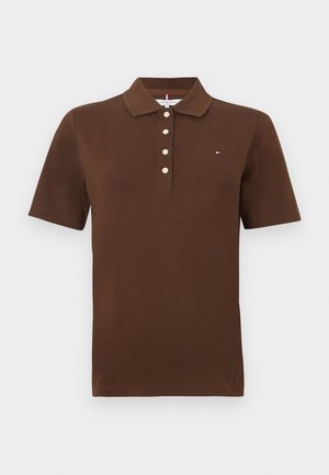 Tricou polo maro cu mâneci scurte, guler pliat, cinci nasturi albi și un mic logo roșu, alb și albastru pe pieptul stâng.