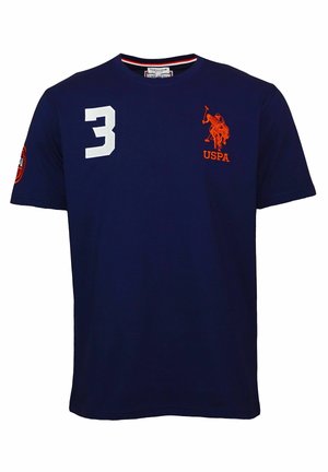 Camiseta de manga corta azul marino de algodón, con el número 3 en blanco y un logo de jugador de polo naranja en el pecho, y un parche bordado en la manga.