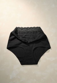 Fekete, magas derekú pamut alsónemű, texturált csipkével díszített derékrésszel és sima anyagból, kényelmet és takarást biztosítva.