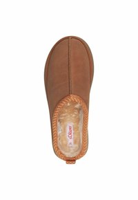 Brun slippers med blødt indvendigt foer og hørmønsterkant. Slip-on design, rund tå og sy-detaljer langs overdelen.