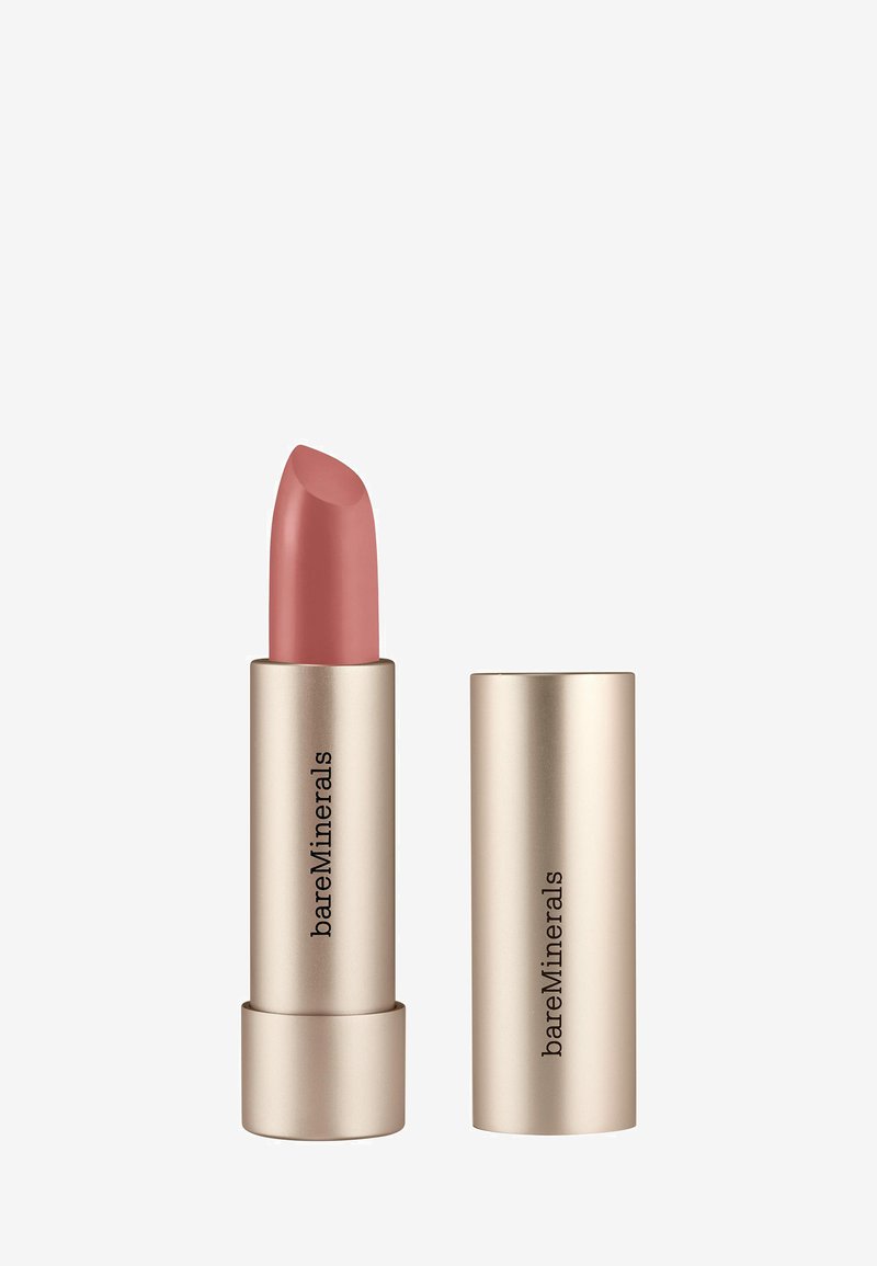 Lápiz labial rosa en un tubo metálico dorado con punta redondeada. El tubo presenta "bareMinerals" impreso en un lado. Textura suave.